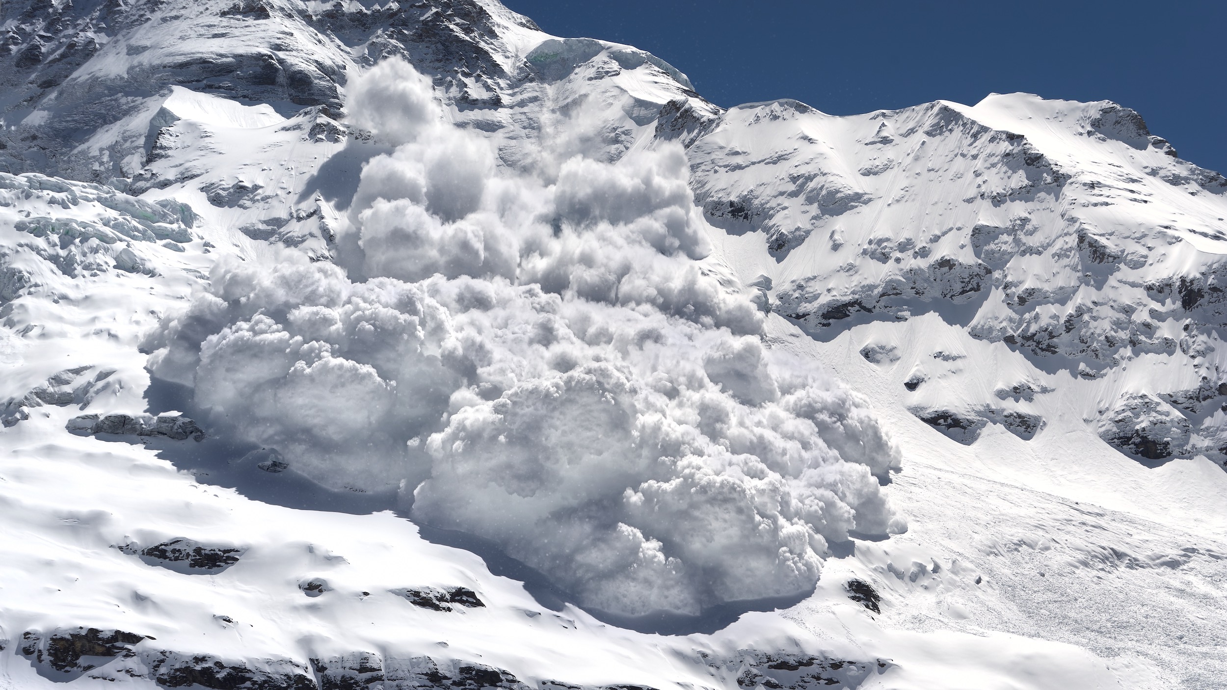 यार्सा खोज्न गएकाहरू हिमपहिरोमा पुरिएको शंका