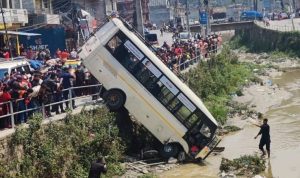 तार्केश्वरमा बसले मोटरसाइकललाई ठक्कर दिँदा दुबै खोलामा खस्यो