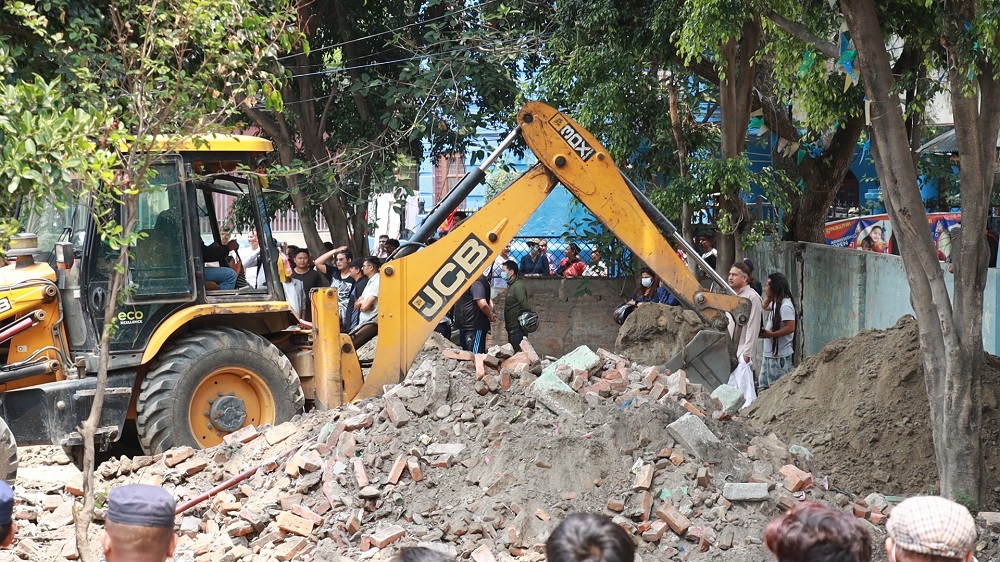 महानगरको डोजर अनामनगरको सार्वजनिक जग्गामा