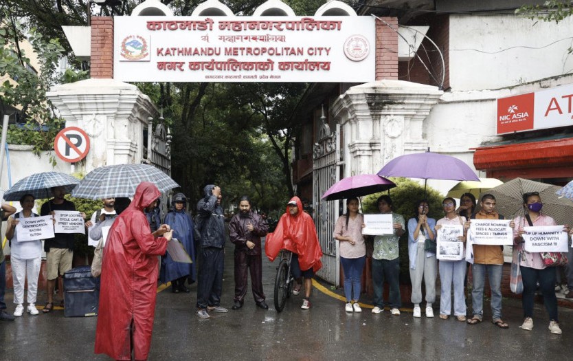 मेयर बालेनको ज्यादतीविरुद्ध प्रदर्शन