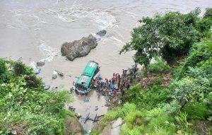 त्रिशूली नदीमा बस खस्दा आठजनाको मृत्यु