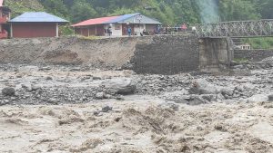 मेलम्चीको अम्बाथान जाने बाटो बाढीले अवरुद्ध