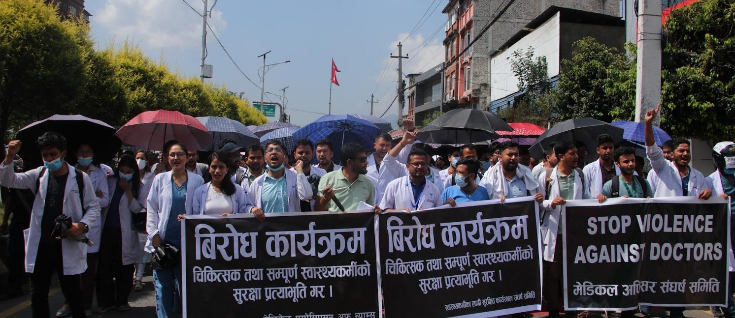 स्वास्थ्यकर्मीहरूको शान्तिपूर्ण र्‍याली र विरोध प्रदर्शन