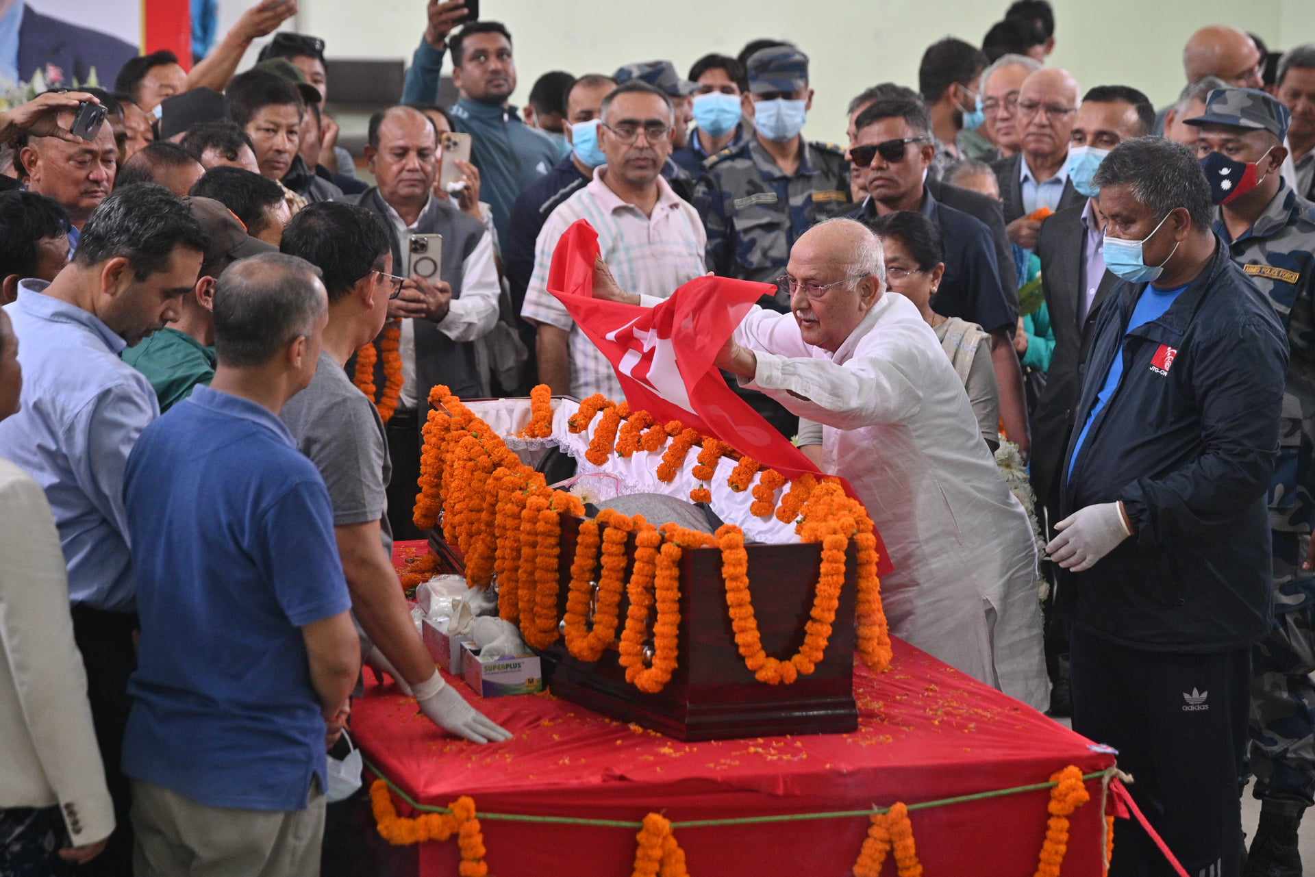 श्रद्धाञ्जलीका लागि नेम्बाङको पार्थिव शरीर एमाले केन्द्रीय कार्यालय च्यासलमा