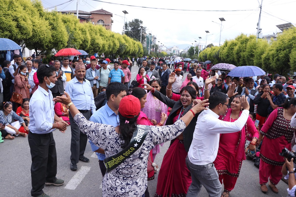 सिंहदरवारमा वार्तासँगै सडकमा शिक्षकहरूको नाचगान (फोटो)