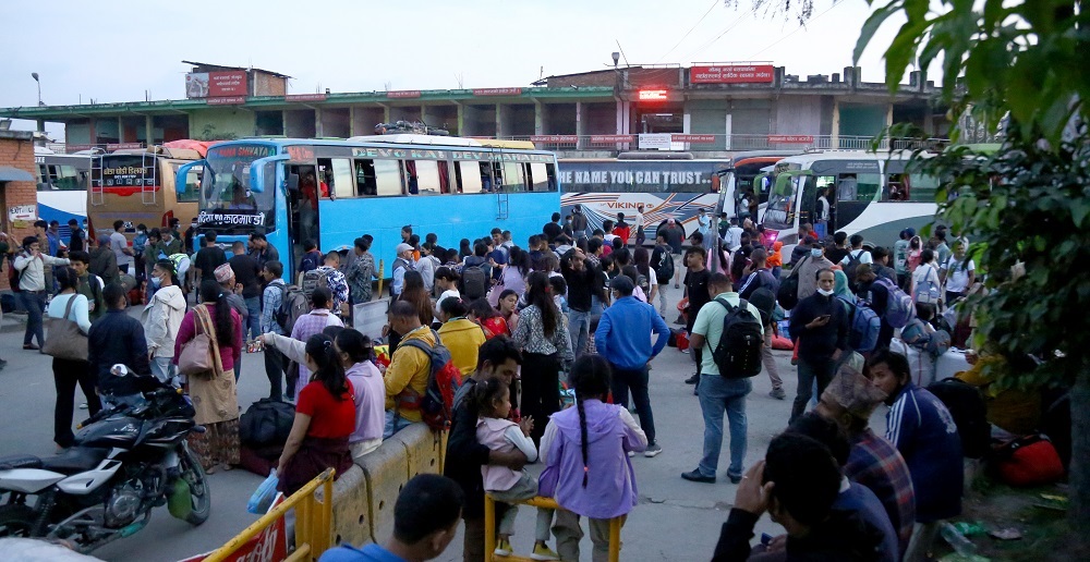 अधिकांश बाटोको अवस्था खराब हुँदाहुँदै पनि काठमाडौं छाड्ने यात्रुको भीड