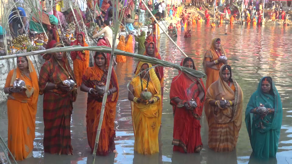 तराई-मधेशमा छठ पूजा : अस्ताउँदो सूर्यलाई अर्घ दिइयो