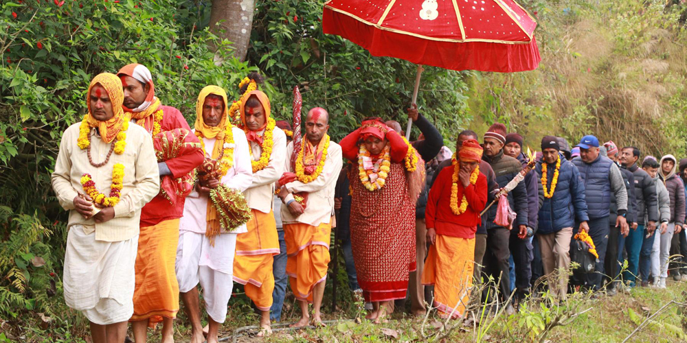 रातो घुम्टोले सिँगारिएकी त्रिपुरसुन्दरी भगवती माइत झरिन्