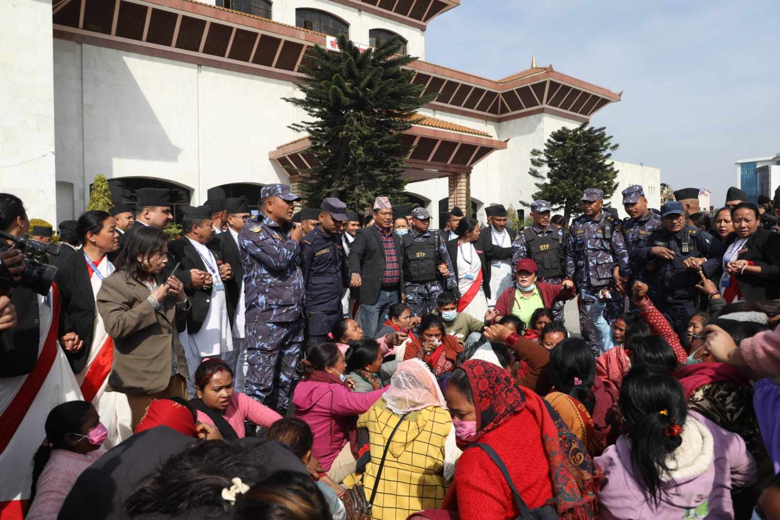 लघुवित्तपीडितको श्रीलंका मोडल, छक्याएर संसद भवनभित्र  प्रवेश