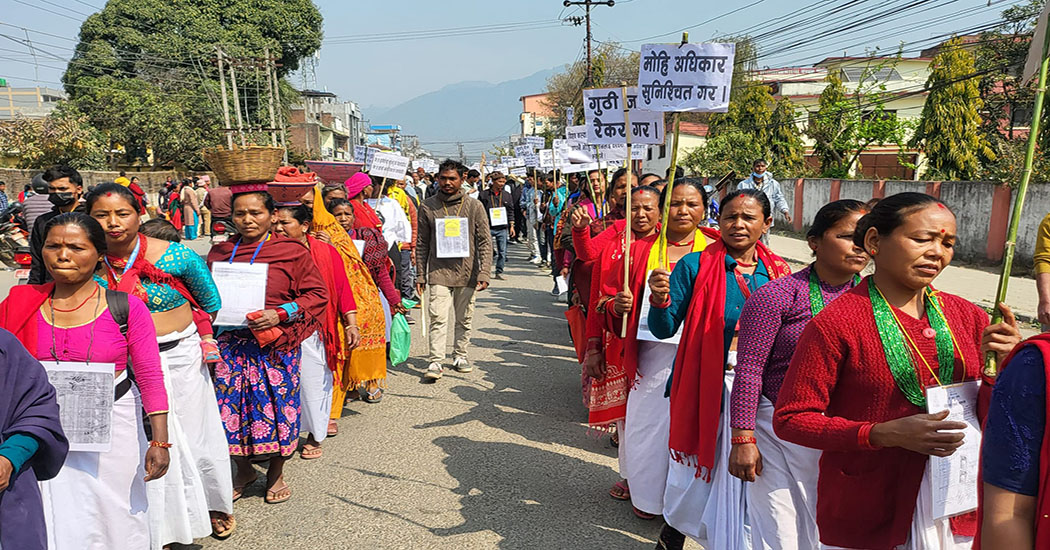 आन्दोलनरत किसानको सडकमै सुतेर विरोध