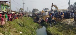 ट्रक पल्टिँदा तीन जना बालबालिकाको च्यापिएर मृत्यु