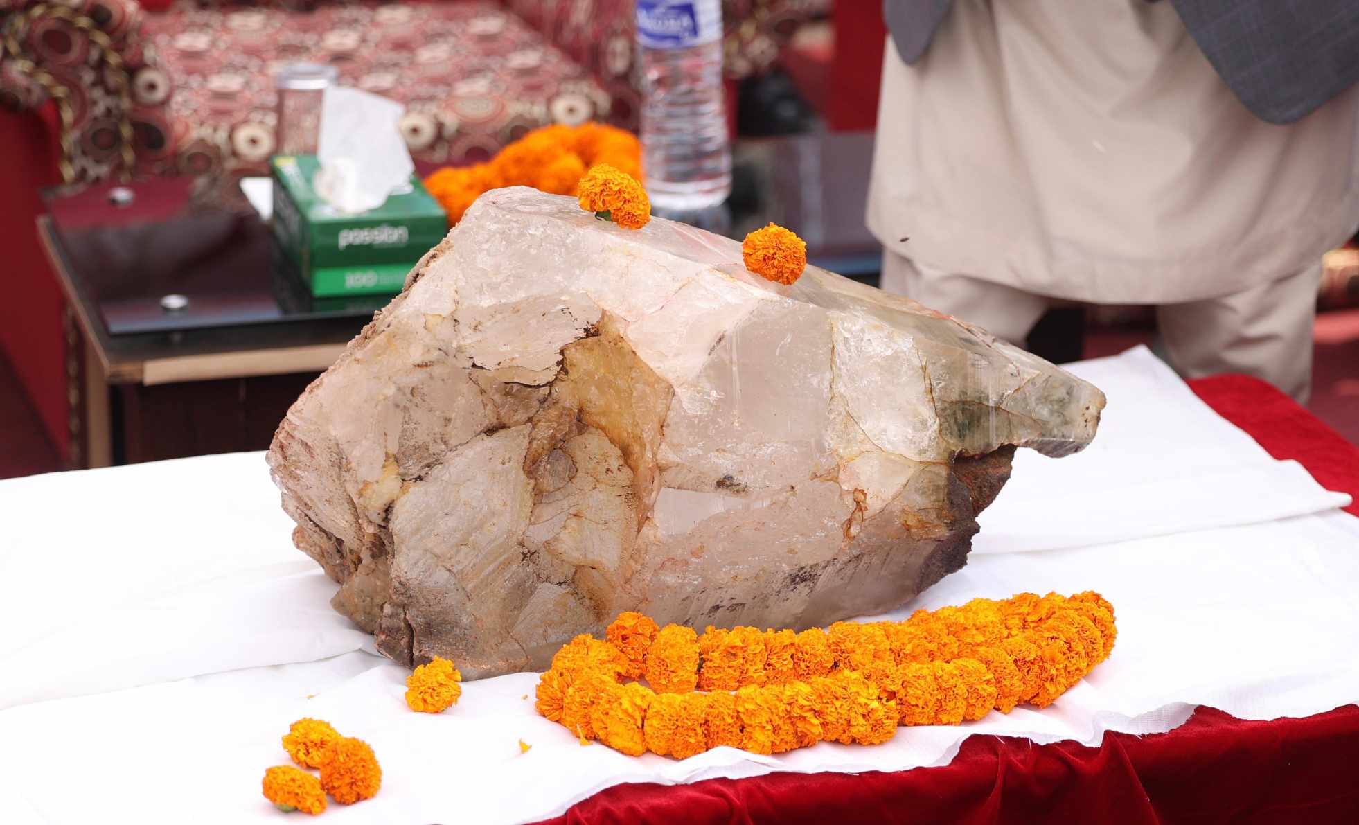 प्रधानमन्त्रीबाट बहुमूल्य धातु क्वार्ज क्रिस्टल प्रतिस्थापन