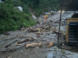 पूर्वमा मनसुनको असर : ३ घर पहिरोले बगायो, सडक अवरुद्ध