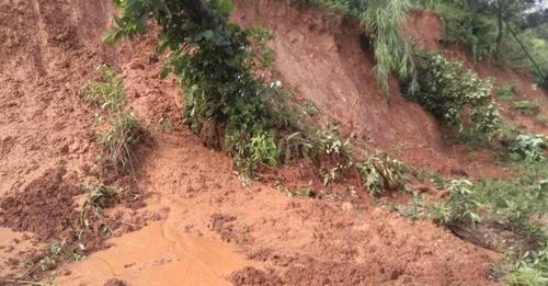 पर्वतमा पहिरोले पुरिँदा दुईजना बेपत्ता, खोजी कार्य तीव्र