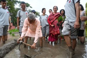 राष्ट्रपति पौडेल धान रोपाइँमा सहभागी