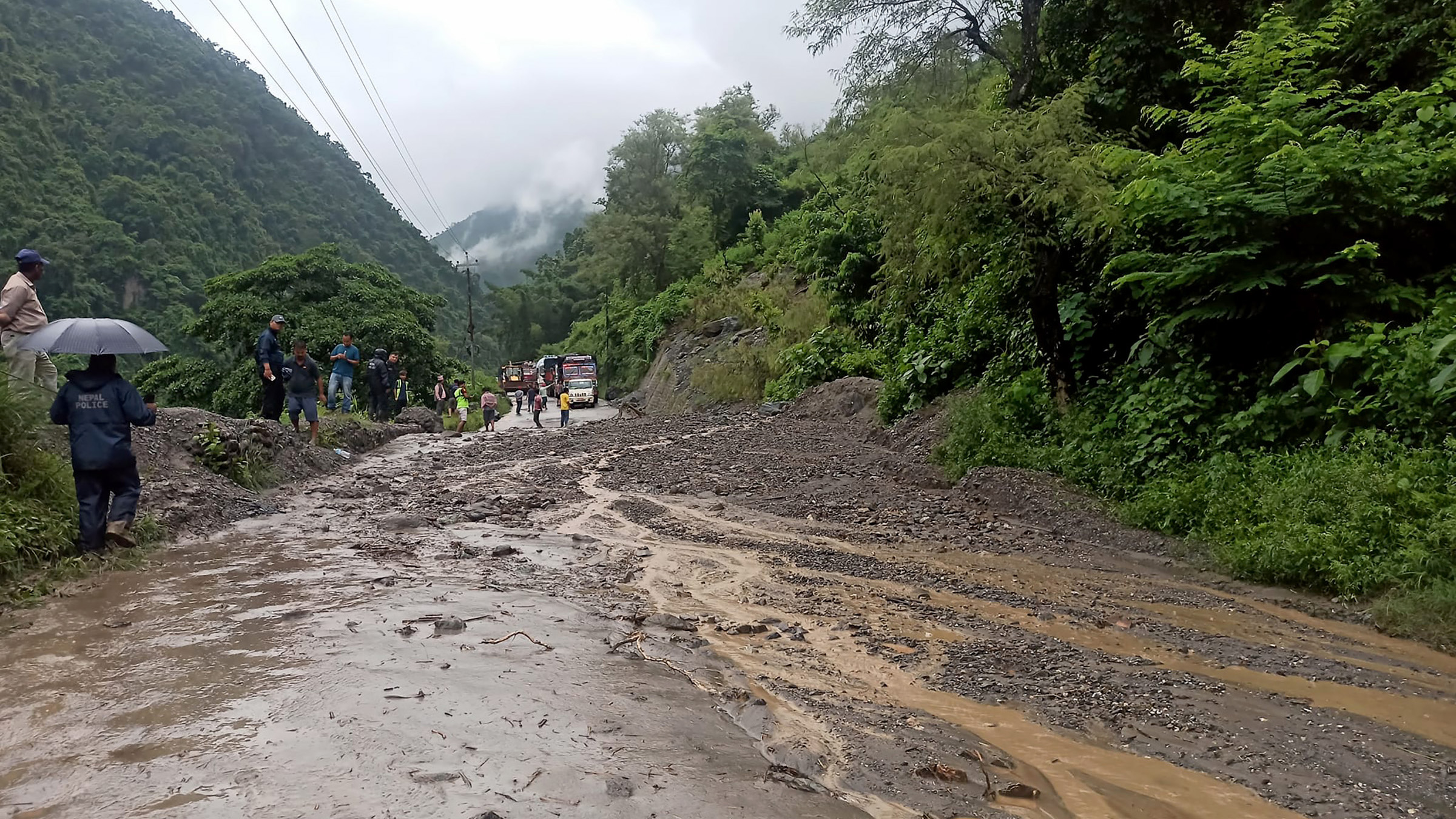 फिस्लिङमा पहिरो जाँदा मुग्लिन–काठमाडौं सडक अवरुद्ध