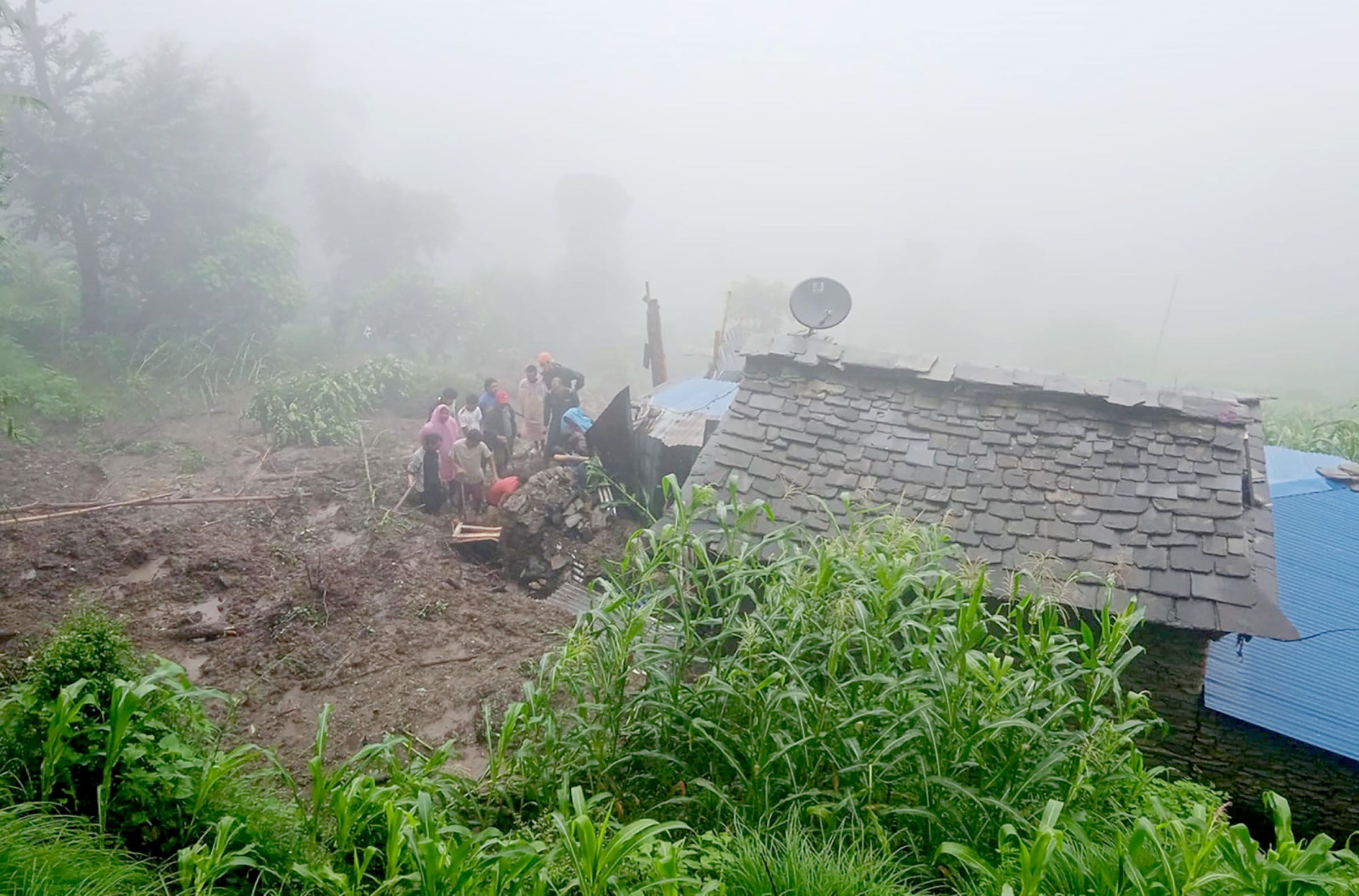 म्याग्दीको ताकममा पहिरोमा घर पुरिँदा दुई जनाको मृत्यु