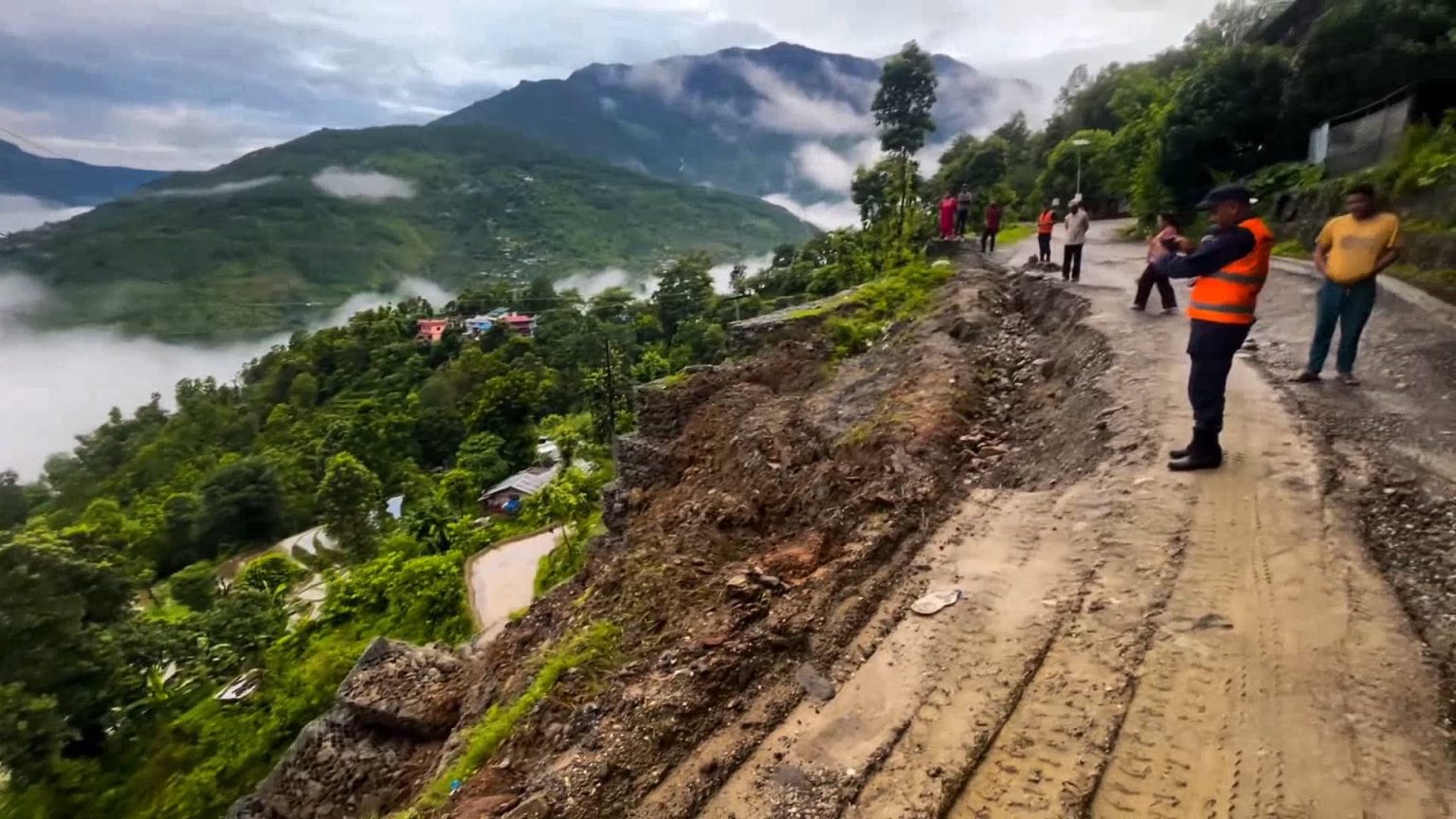 पासाङल्हामु सडक खण्ड भासिँदा यातायात सञ्चालनमा अवरोध