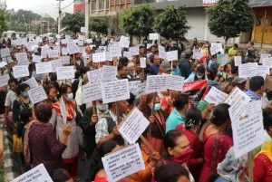 सहकारीपीडितको रत्नपार्कमा मानव साङ्लो प्रदर्शन