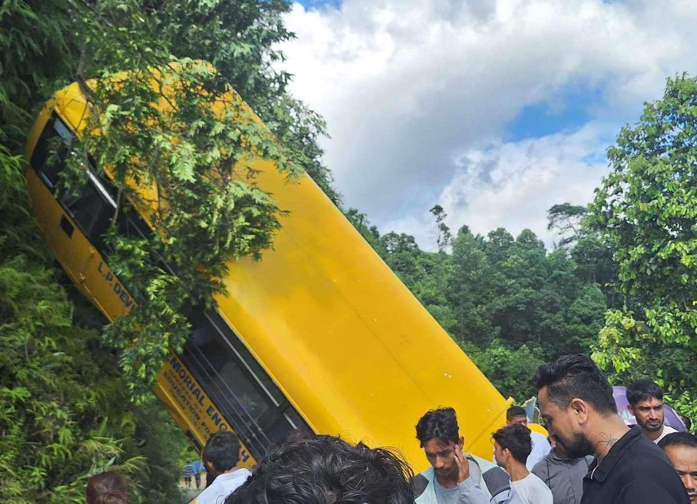 पोखरामा स्कुल बस दुर्घटना हुँदा एक जनाको मृत्यु