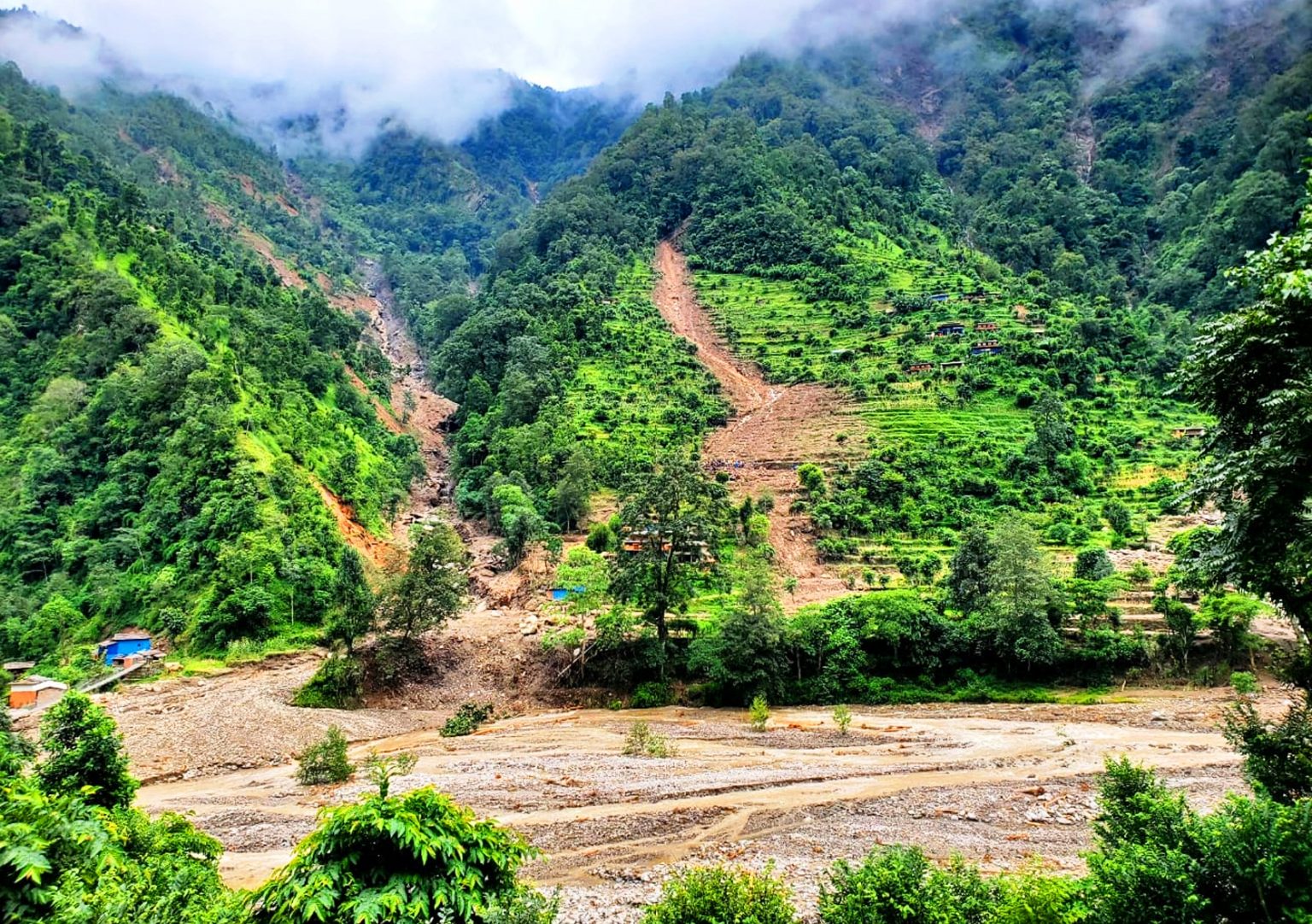 बागलुङको बडिगाडमा पहिरोबाट ५० परिवार विस्थापित