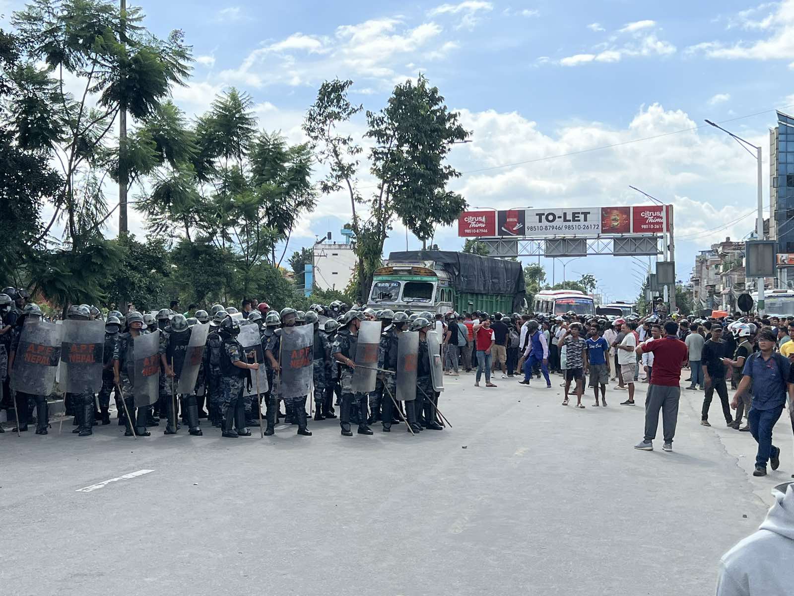 गठ्ठाघरमा ट्रकले ठक्कर दिँदा स्कुटरमा सवार यात्रुको मृत्यु, घटनास्थल तनावपूर्ण