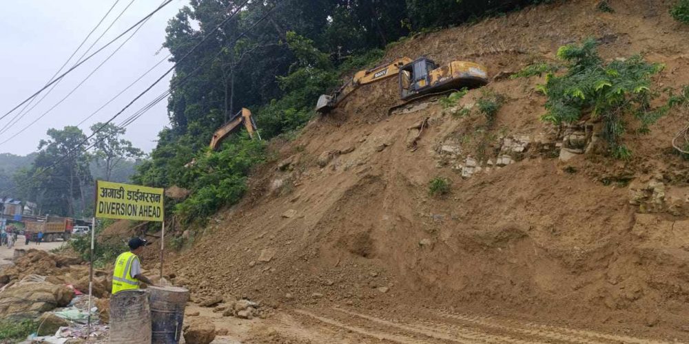 दाउन्नेमा सडक भासिएपछि यातायात अवरुद्ध