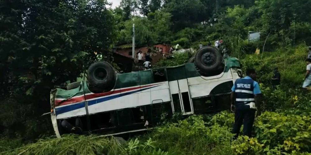 दिपायलमा बस दुर्घटना हुँदा १७ जना घाइते