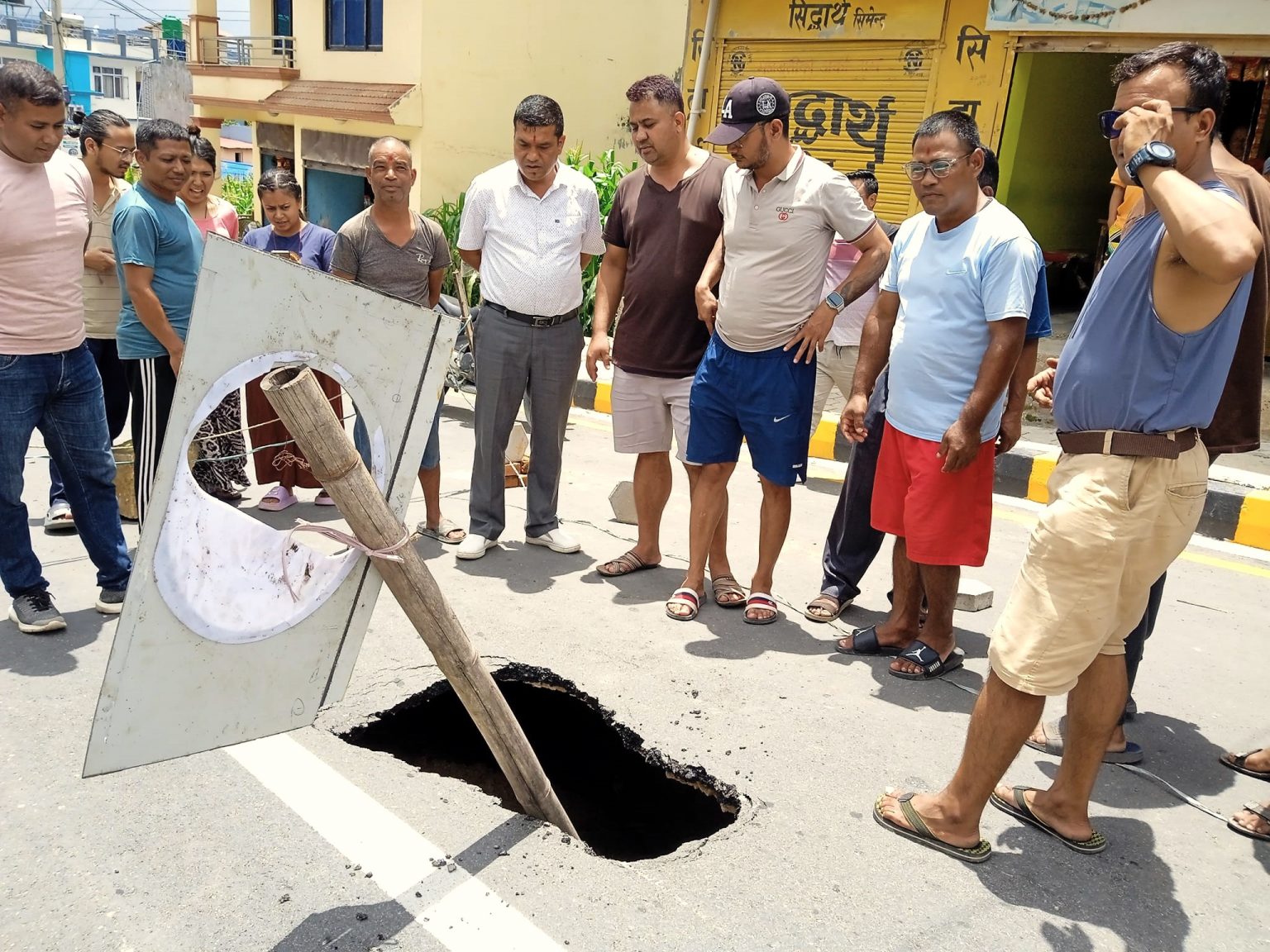 भक्तपुरको दुवाकोट हाइट बीच सडकमै भ्वाङ