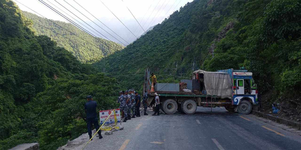 सडक बन्द गरी मर्स्याङदीमा खसेको बस निकालिँदै