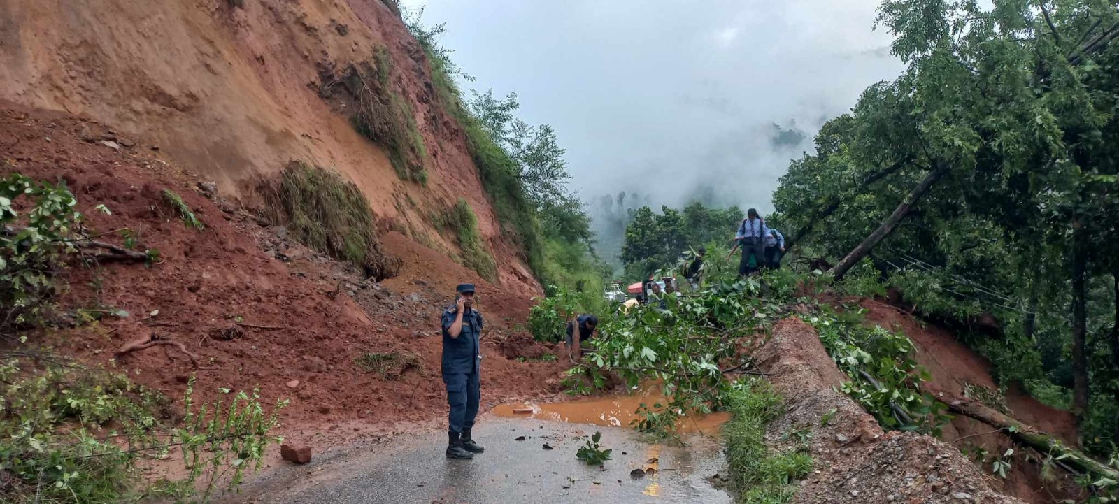 पहिरोबाट अरनिको राजमार्गको बन्देउ र जिरो किलो सडक पूर्णरूपमा बन्द