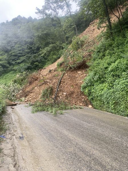 काठमाडौं-हेटौँडा जोड्ने दुई सडक पूर्ण रूपमा अवरुद्ध