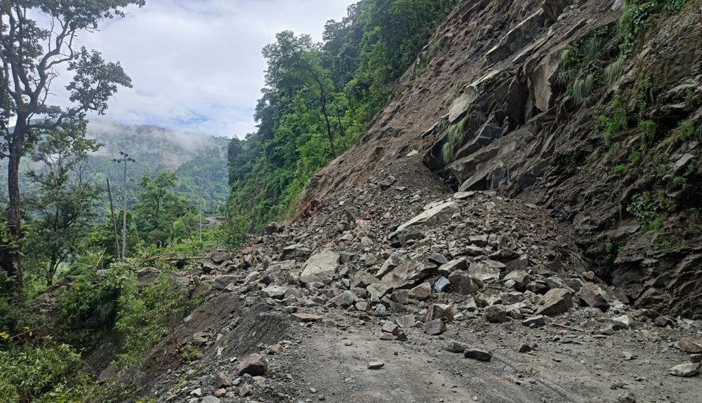 पहिरोले पृथ्वी राजमार्ग अवरुद्ध