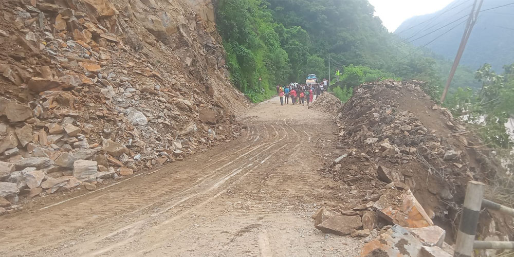 पृथ्वी राजमार्ग एकतर्फी सञ्चालन, पहिरो पन्छाउँदा लोडर चालक घाइते