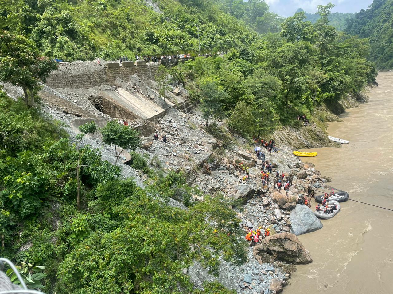 अव्यवस्थित ग्रामीण सडकको निर्माण