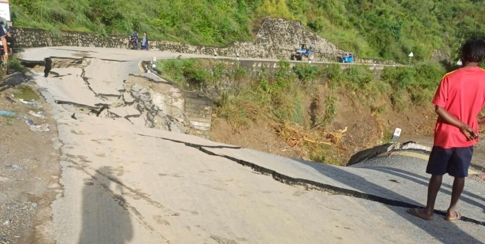 बिपी राजमार्गको १५ सय मिटर सडक ध्वस्त, तत्काल सञ्चालन नहुने