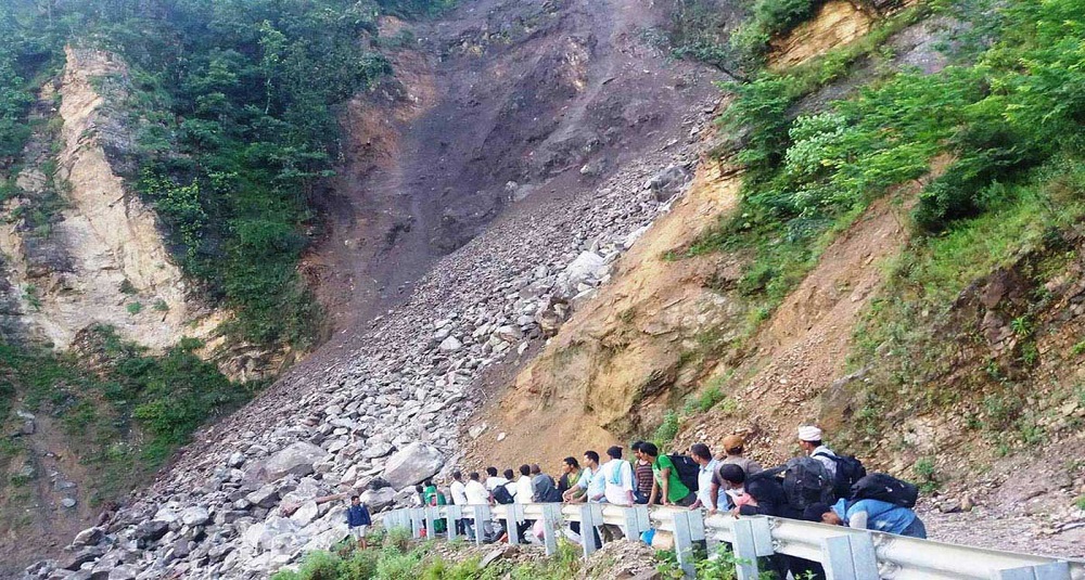 विगत चार दिनदेखि कर्णाली राजमार्ग अवरुद्ध