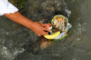 कुशे औंसीका दिन गोकर्णमा पितृ देवप्रति श्रद्धासुमन अर्पण गर्दै श्रद्धालु