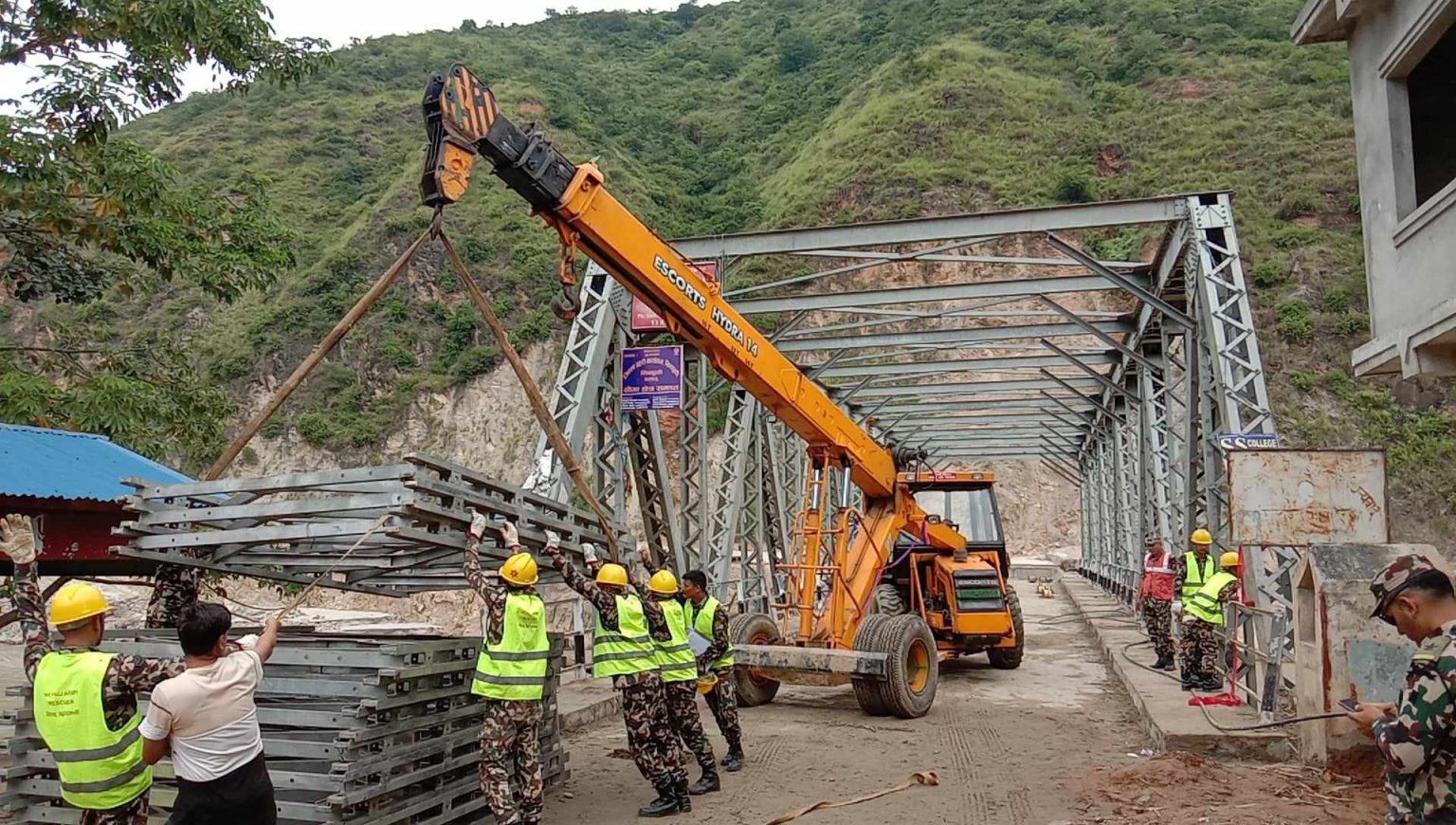 सुनकोशी नदीमा बेलिब्रिज निर्माण गरिँदै