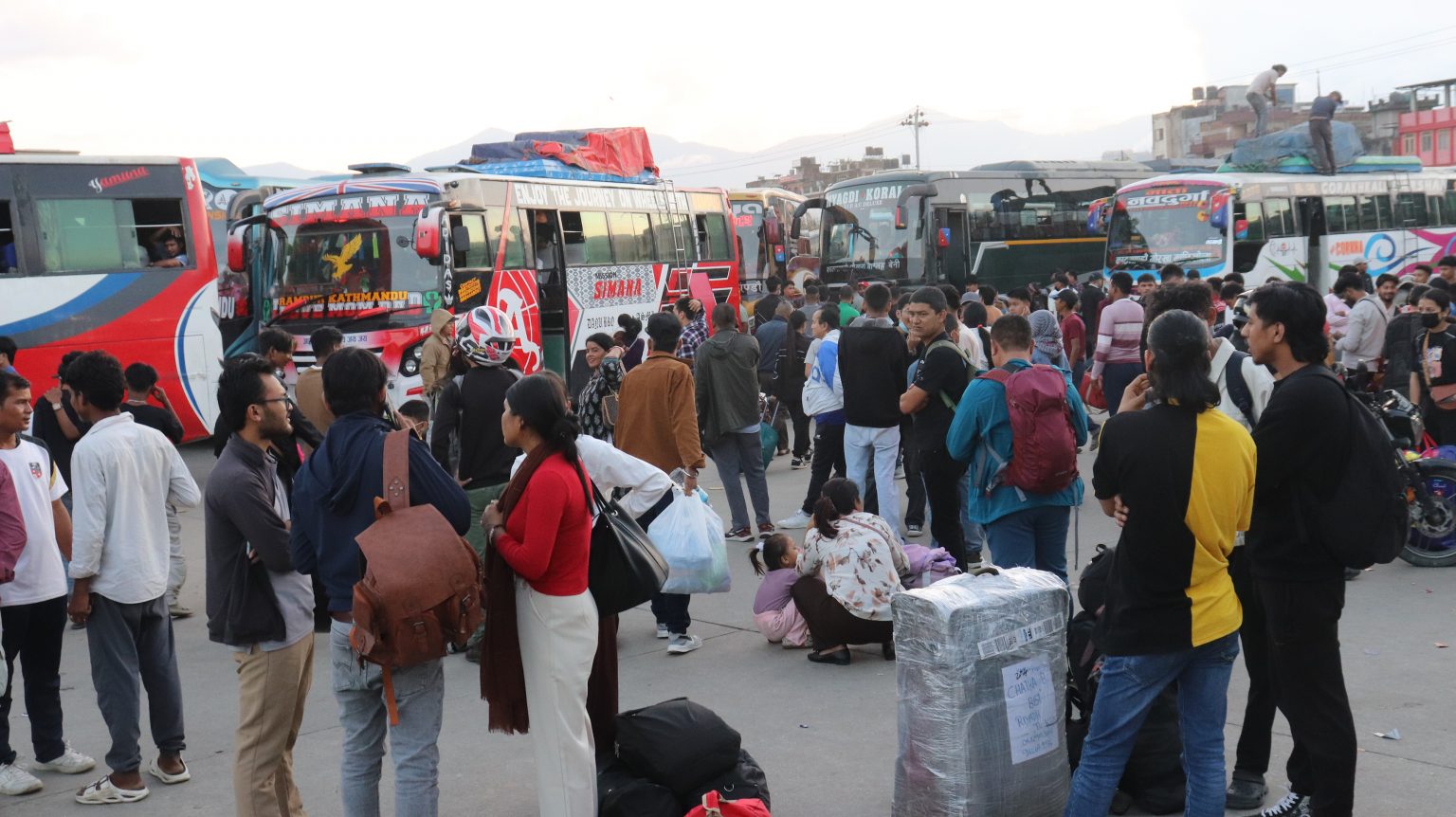 छतमा यात्रु बोक्ने गाडीमाथि कारवाही