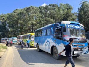 बिपी राजमार्गमा अलपत्र परेका गाडी वैकल्पिक बाटोबाट गन्तव्यतर्फ