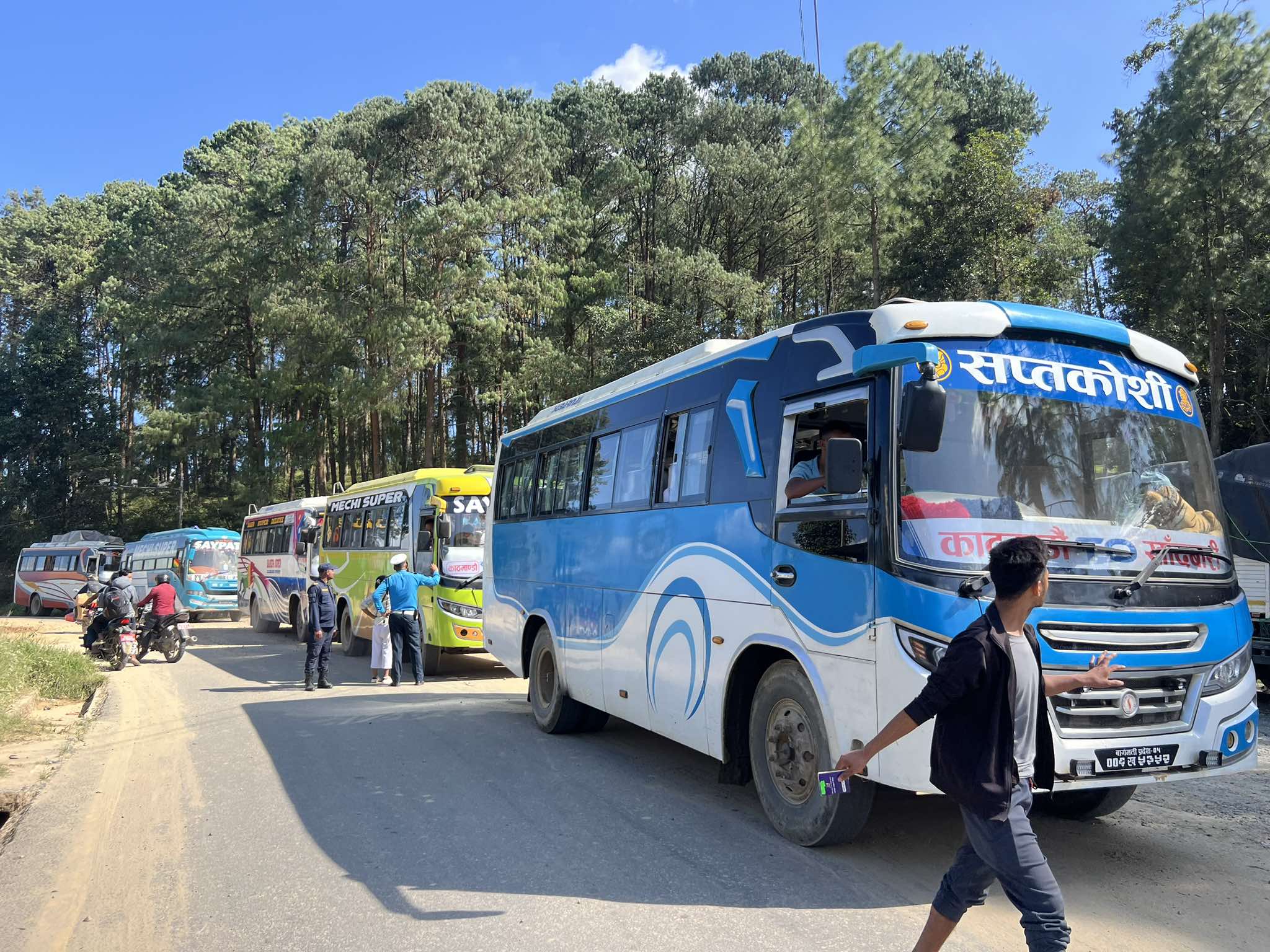 बिपी राजमार्गमा अलपत्र परेका गाडी वैकल्पिक बाटोबाट गन्तव्यतर्फ