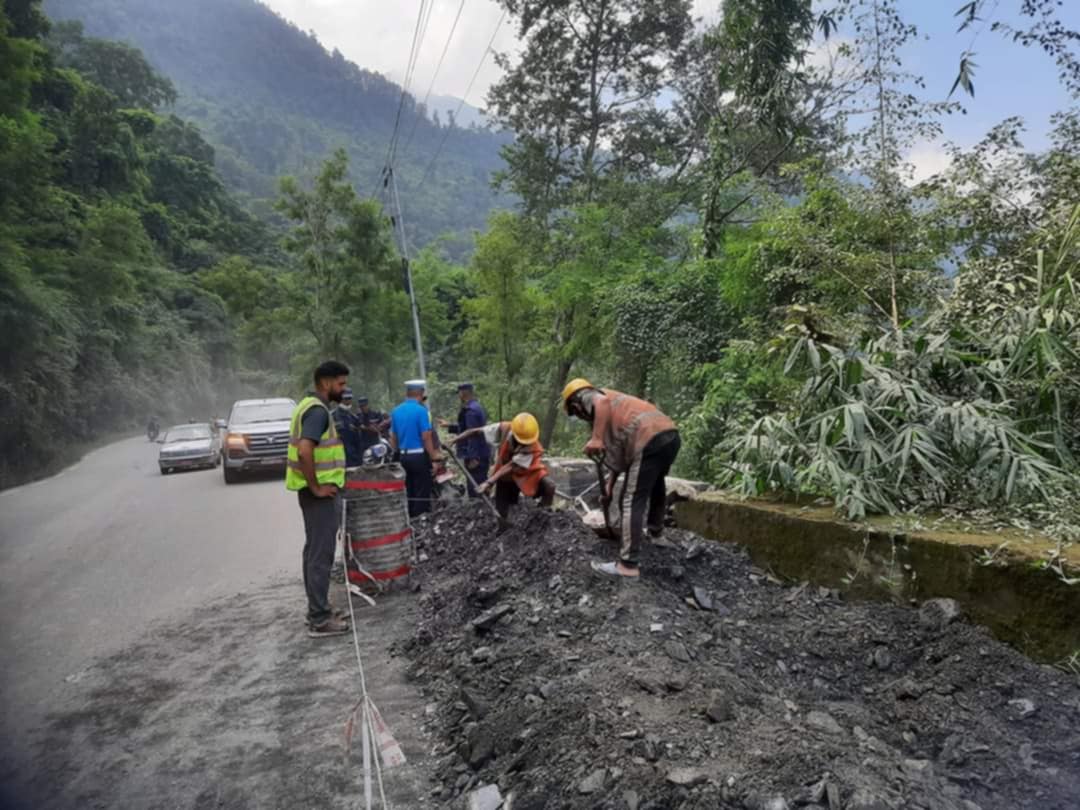 कृष्ण भीरमा सडक भासियो, यातायात एकतर्फी