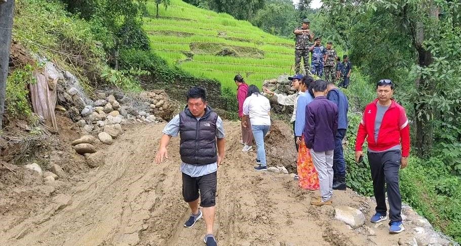 इलाम-माइखोला सडक खण्डमा पहिरोपछि यातायात ठप्प