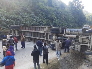 कन्टेनर दुर्घटना हुँदा पूर्व-पश्चिम लोकमार्ग अवरुद्ध