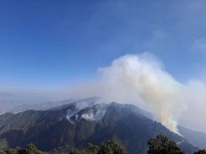 काभ्रेको महाभारत वनमा लागेको आगो नियन्त्रण भएन