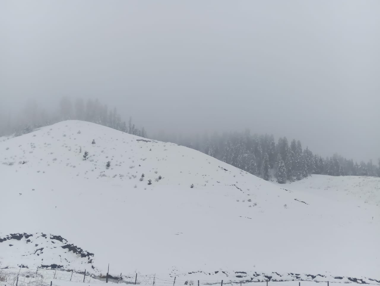 काठमाडौंमा शुक्रबार साँझ हल्का बर्षा, डोटीमा हिउँ